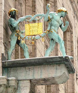 Rzeźba "Brezelmänner" na budynku firmy Bahlsen