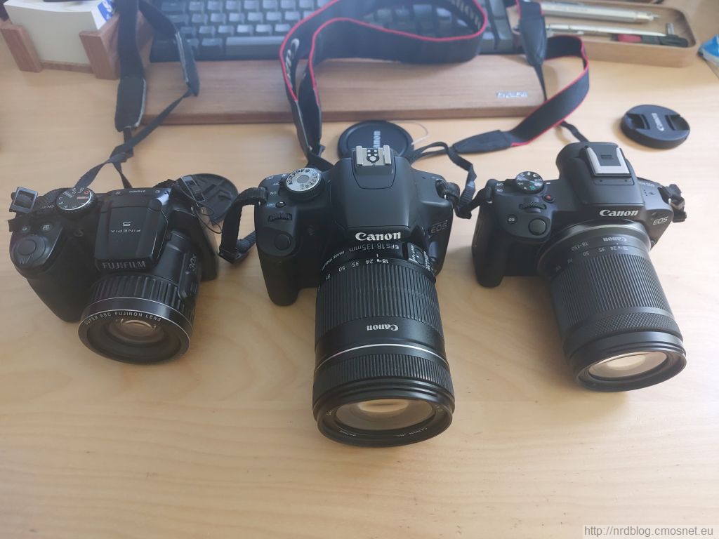 Od lewej: Fuji Finepix S6800, Canon EOS 500 D z obiektywem EF-S 18-135, Canon EOS R50 z obiektywem RF 18-150