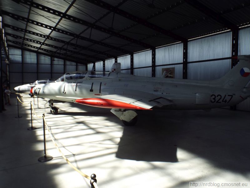Muzeum Lotnictwa Kbely - Aero L-29 Delfin, w tle PZL TS-11 Iskra