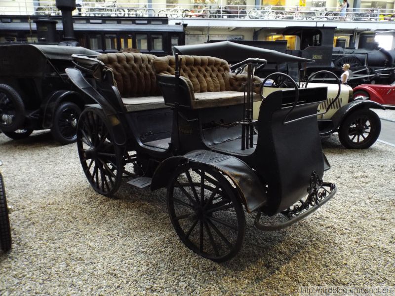 Narodowe Muzeum Techniki Praga - NW Präsident (1898) - pierwszy samochód wyprodukowany na terenie Czech, firmy Nesselsdorfer Wagenbau-Fabriks-Gesselschaft A.G., znanej później jako Tatra.