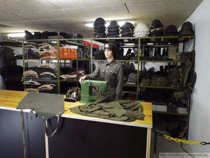 Panzermuseum East - enerdowski magazyn mundurowy