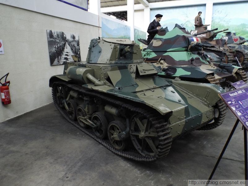 Francuskie czołgi z okresu międzywojennego, na pierwszym planie Renault AMR 33