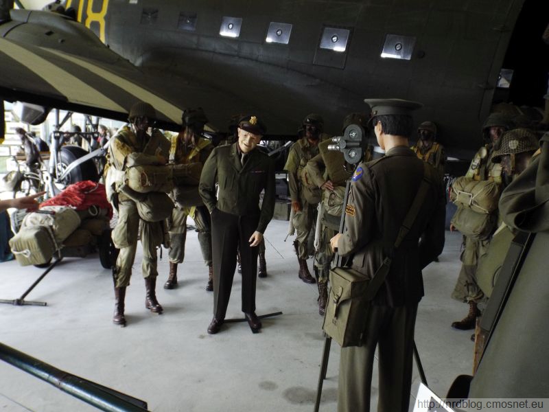 Airborne Museum, Sainte-Mère-Église - Eisenhower przy Douglasie C-47 Skytrain