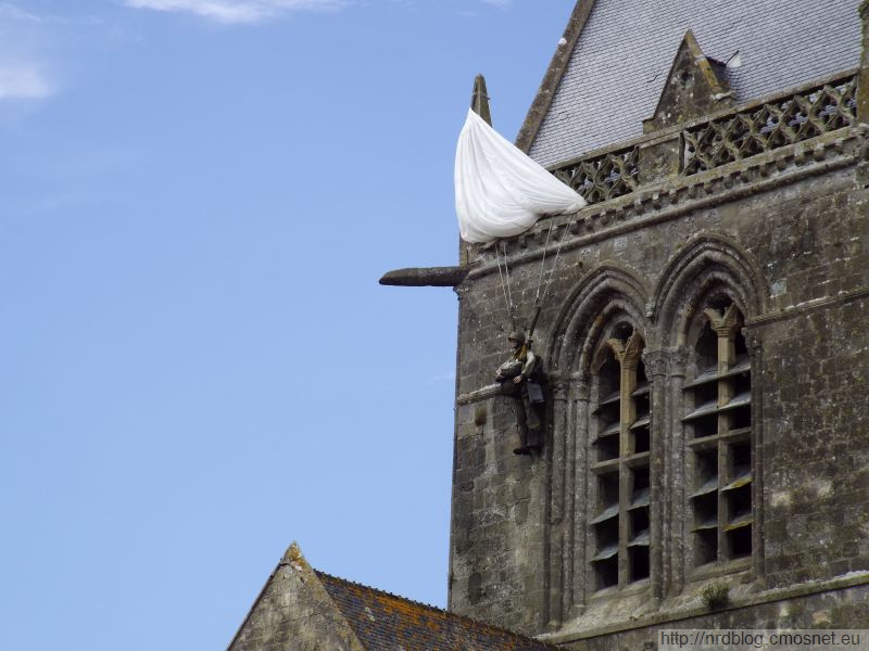 Sainte-Mère-Église - John Steele na wieży kościelnej