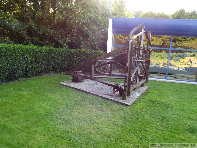 Memorial Museum of Omaha Beach - Segment mobilnego płotu przeciwczołgowego.