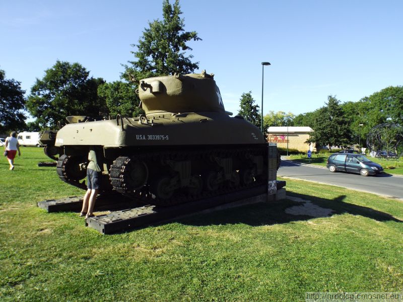 Overlord Museum - Tak można obejrzeć przedział silnikowy Shermanna