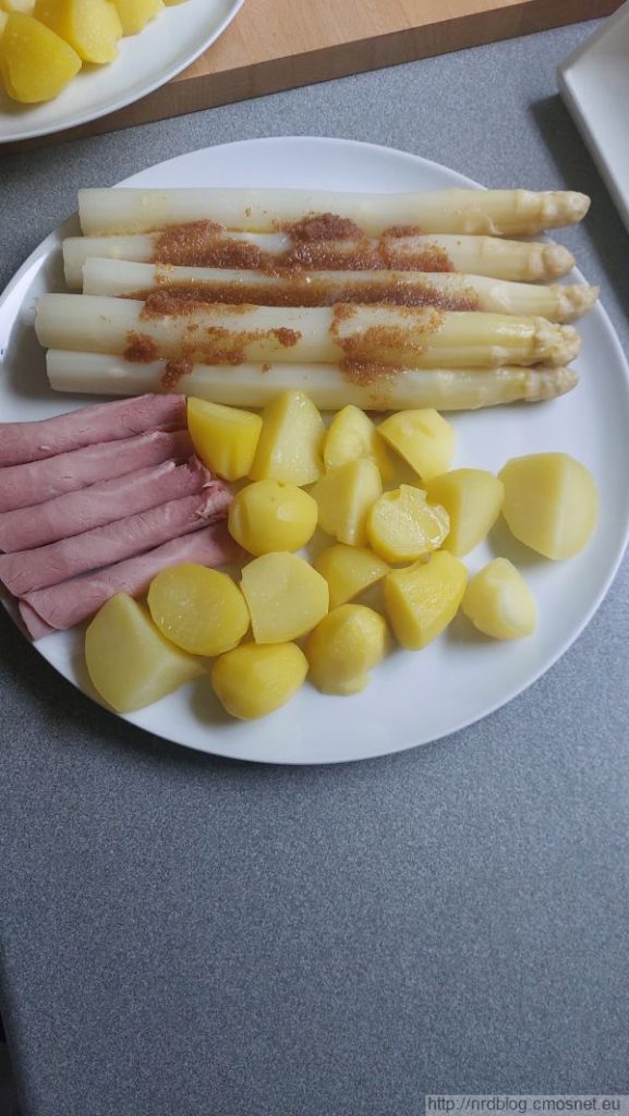 Szparagi po polsku z szynką