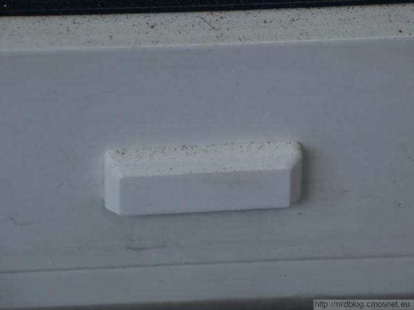 Wydrukowana zaślepka otworu odwodnienia okna plastikowego (już się trochę zdążyła zakurzyć).