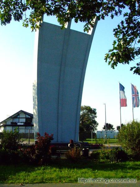 Pomnik Berlińskiego Mostu Powietrznego koło lotniska we Frankfurcie