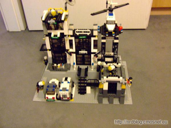 LEGO 7237 Police Station (with Lighted Figure)