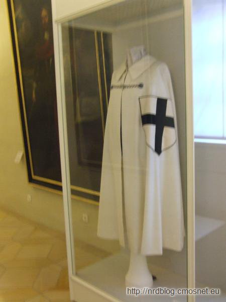 Płaszcz krzyżacki w muzeum zakonu w Bad Mergentheim
