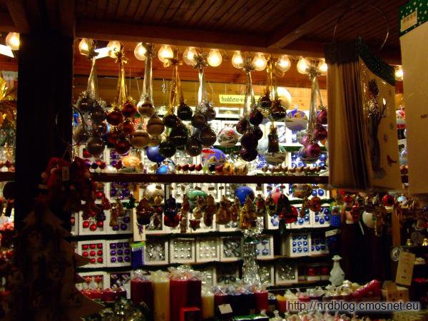 Weihnachtsmarkt we Frankfurcie - stoisko z bombkami