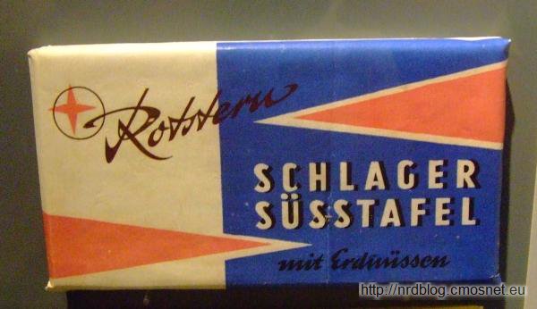 Schlager Süßtafer - wyrób czekoladopodobny z orzeszkami ziemnymi z NRD; cena 80 fenigów NRD